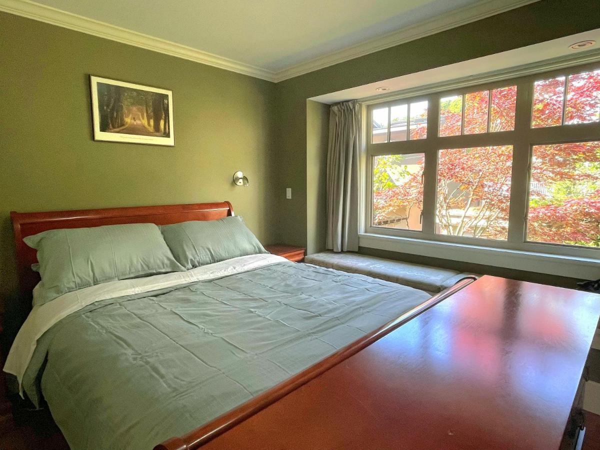 Elegant, Sunny Modern Home With Skylights - Kitsilano, 溫哥華 外观 照片