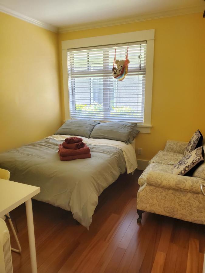 Elegant, Sunny Modern Home With Skylights - Kitsilano, 溫哥華 外观 照片